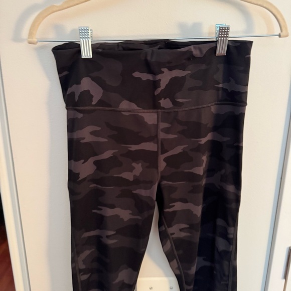 ATHLETA black camo ultimate 7/8 leggings - Picture 3 of 5